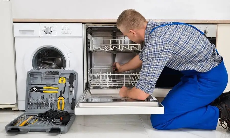 Sultanbeyli Hotpoint servisi teknisyen ekibi beyaz eşya tamiri yaparken